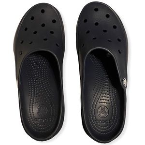 2/22/22 Crocs Women’s Freesail Clog Navy, size 8